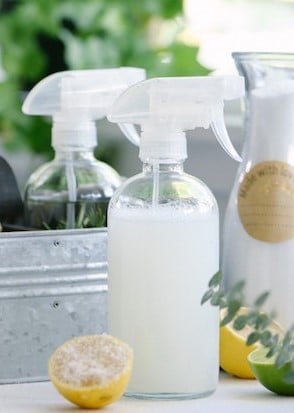 Nettoyer une colonne de douche avec une solution d'eau et de savon doux