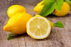 L'utilisation du citron est une solution saine et efficace pour détartrer la robinetterie.