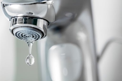 Mousseur de robinet pour réduire le débit de l'eau