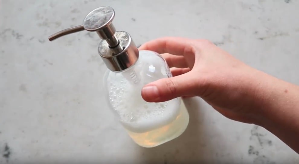 l'usage de l'eau savonneuse pour nettoyer un robinet en laiton