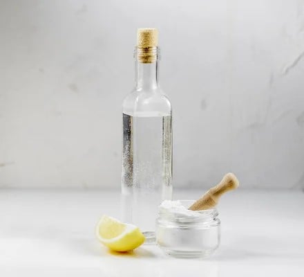 Le vinaigre blanc, le citron et le bicarbonate de soude sont des produits efficaces pour nettoyer les taches tenaces sur une vasque en solid surface