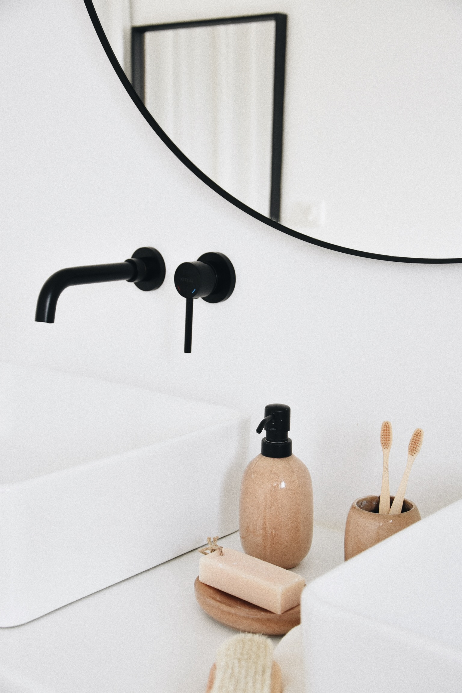 Au design épuré et minimaliste, la robinetterie encastrée offre un look moderne et sophistiqué