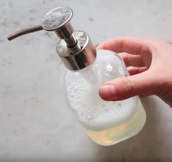 Utilisation de l'eau savonneuse pour nettoyer une vasque en solid surface