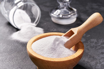Utilisation du bicarbonate de soude et du sel pour déboucher un évier
