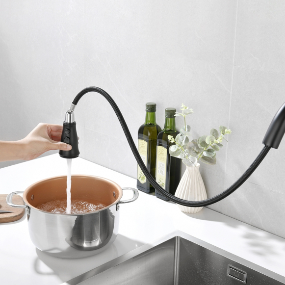 L'avantage du robinet cuisine avec douchette réside dans le fait qu'il offre un jet d'eau large, parfait pour la préparation culinaire. 