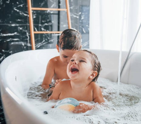 Le robinet thermostatique gage de sécurité pour les enfants dans la salle de bains. 