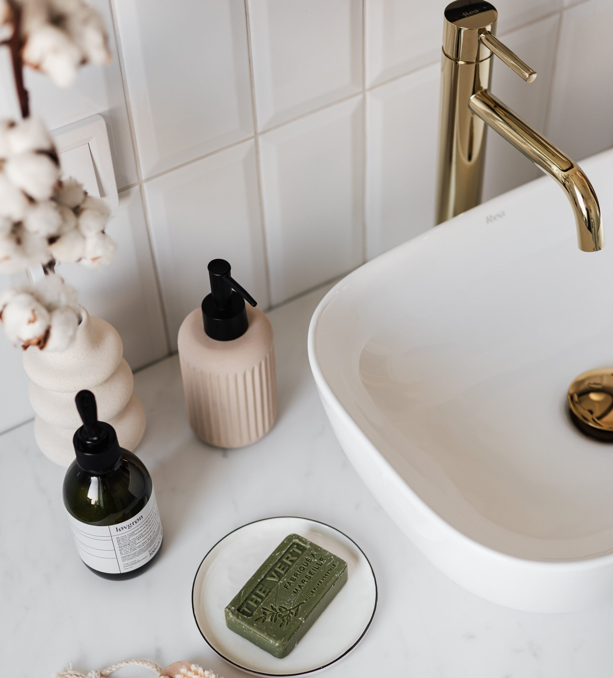 Pour trouver le robinet qui s'harmonise à votre esthétique, il est important de tenir compte de la taille de votre lavabo. 